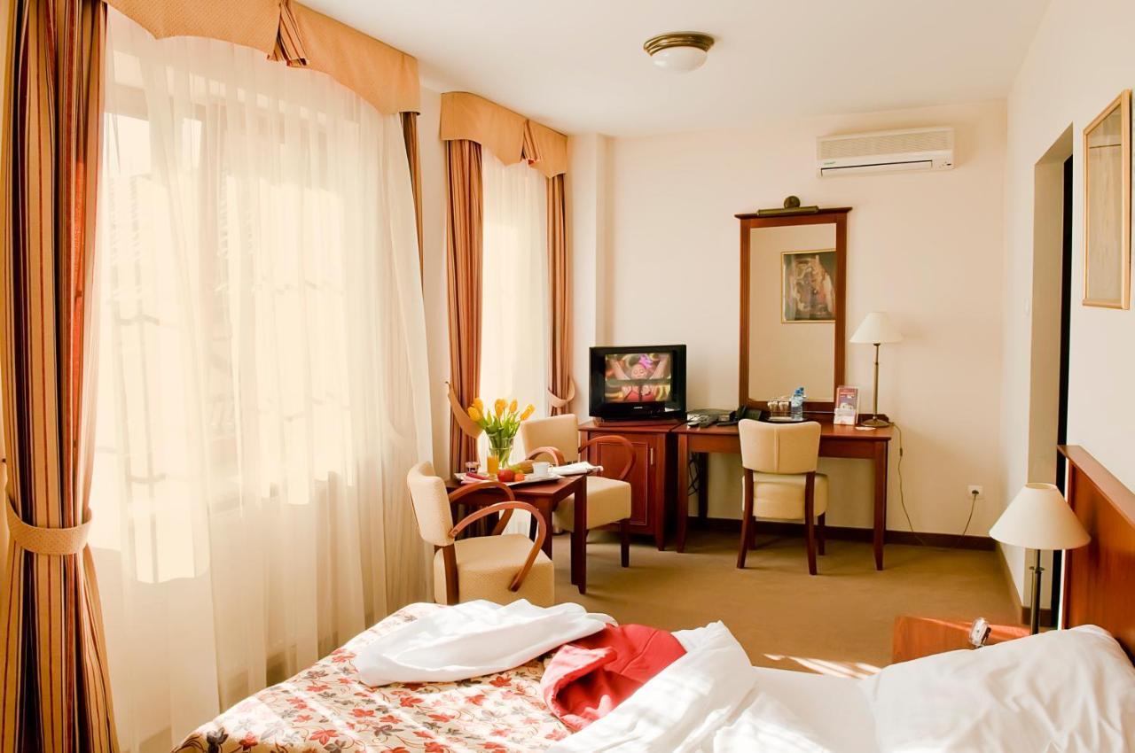 Hotel Dworek*** Скернєвіце Екстер'єр фото