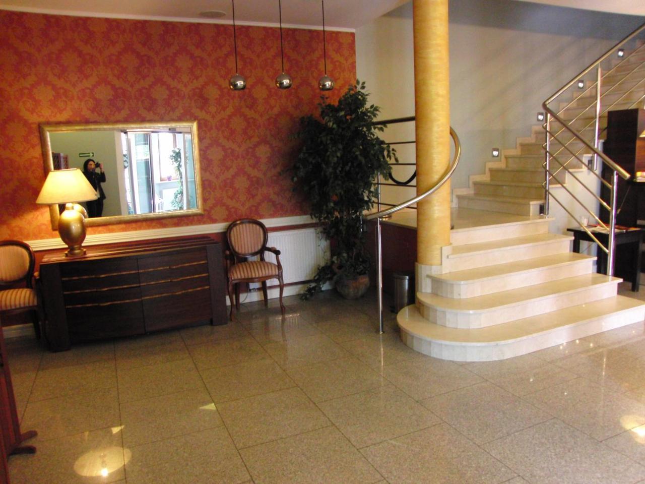 Hotel Dworek*** Скернєвіце Екстер'єр фото
