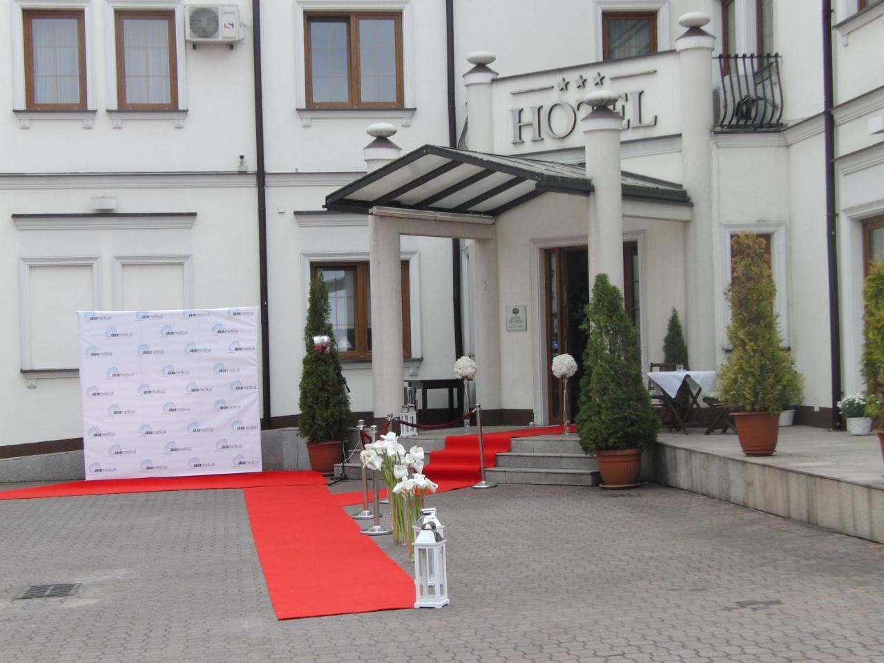 Hotel Dworek*** Скернєвіце Екстер'єр фото