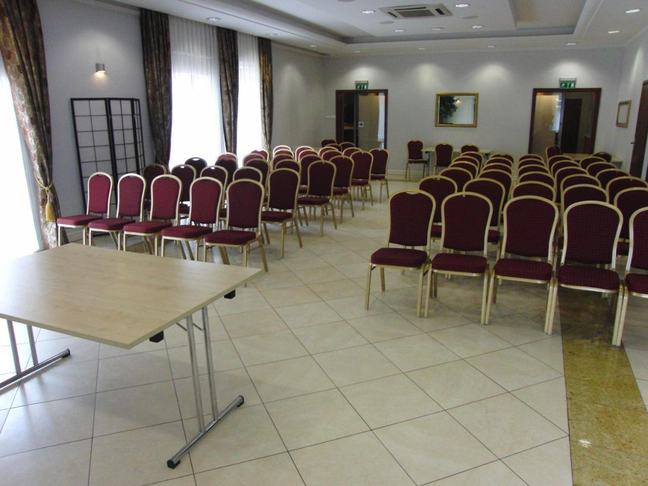 Hotel Dworek*** Скернєвіце Екстер'єр фото