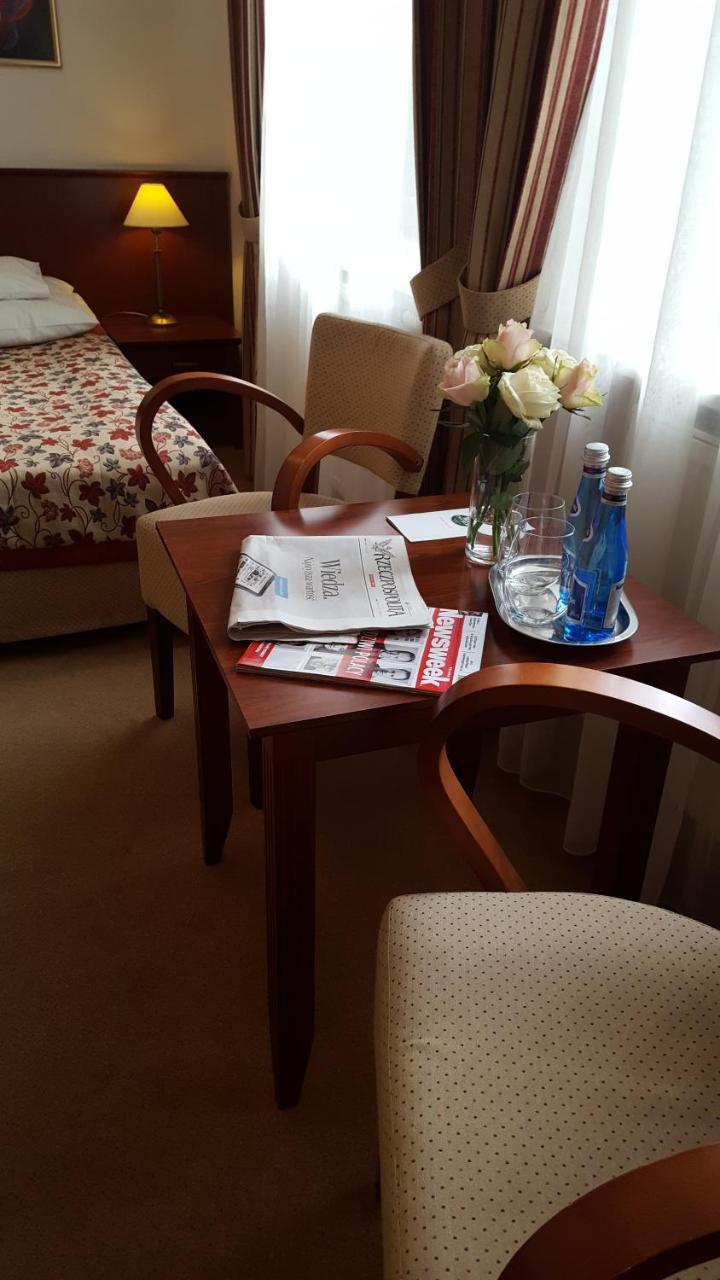 Hotel Dworek*** Скернєвіце Екстер'єр фото