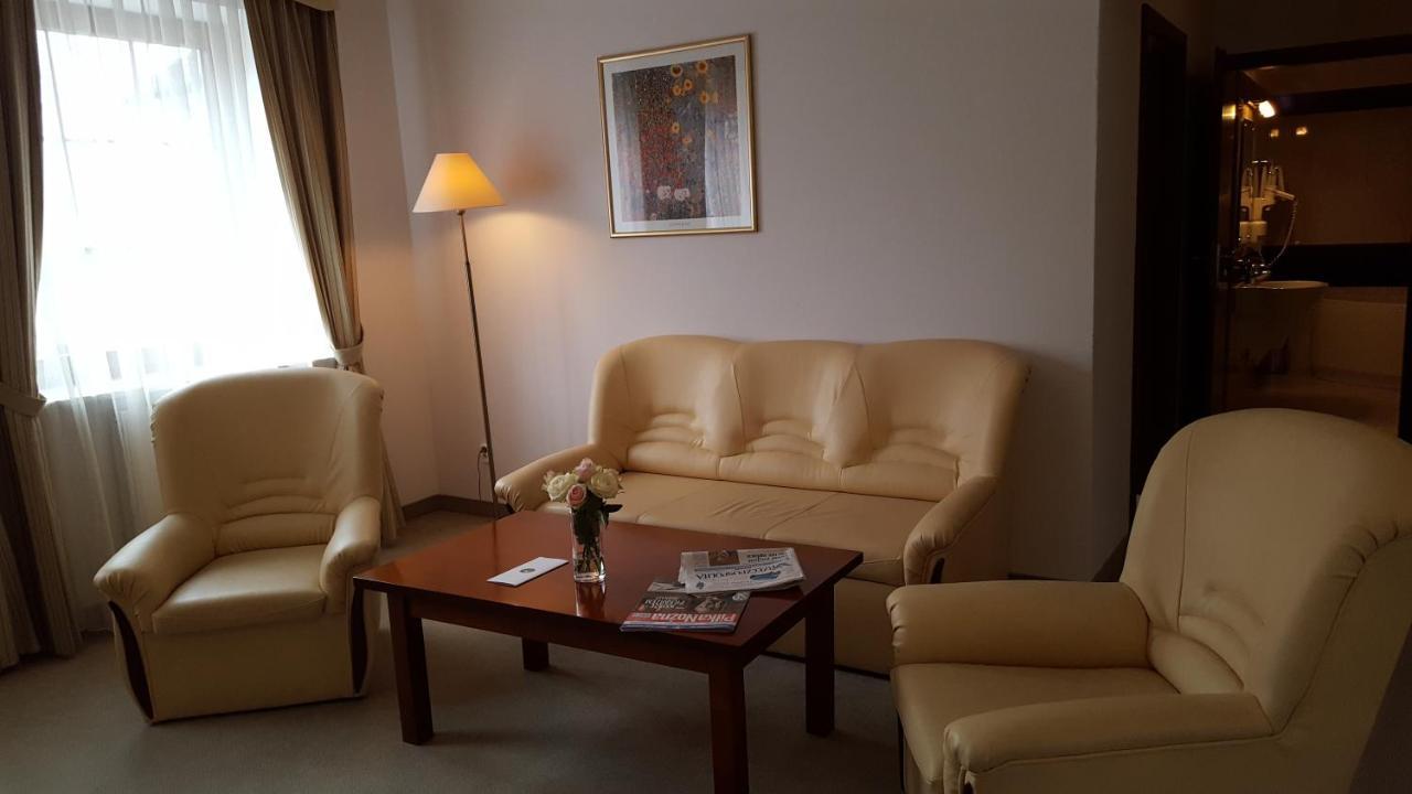 Hotel Dworek*** Скернєвіце Екстер'єр фото