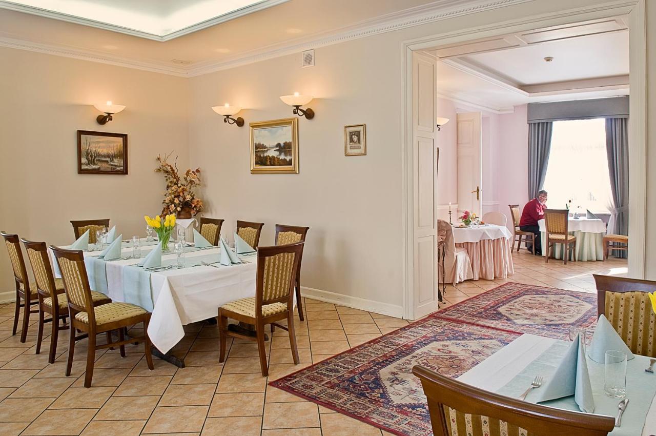 Hotel Dworek*** Скернєвіце Екстер'єр фото